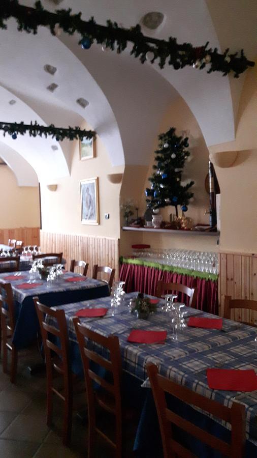 Trattoria Bar Pace Hotel Re Bagian luar foto