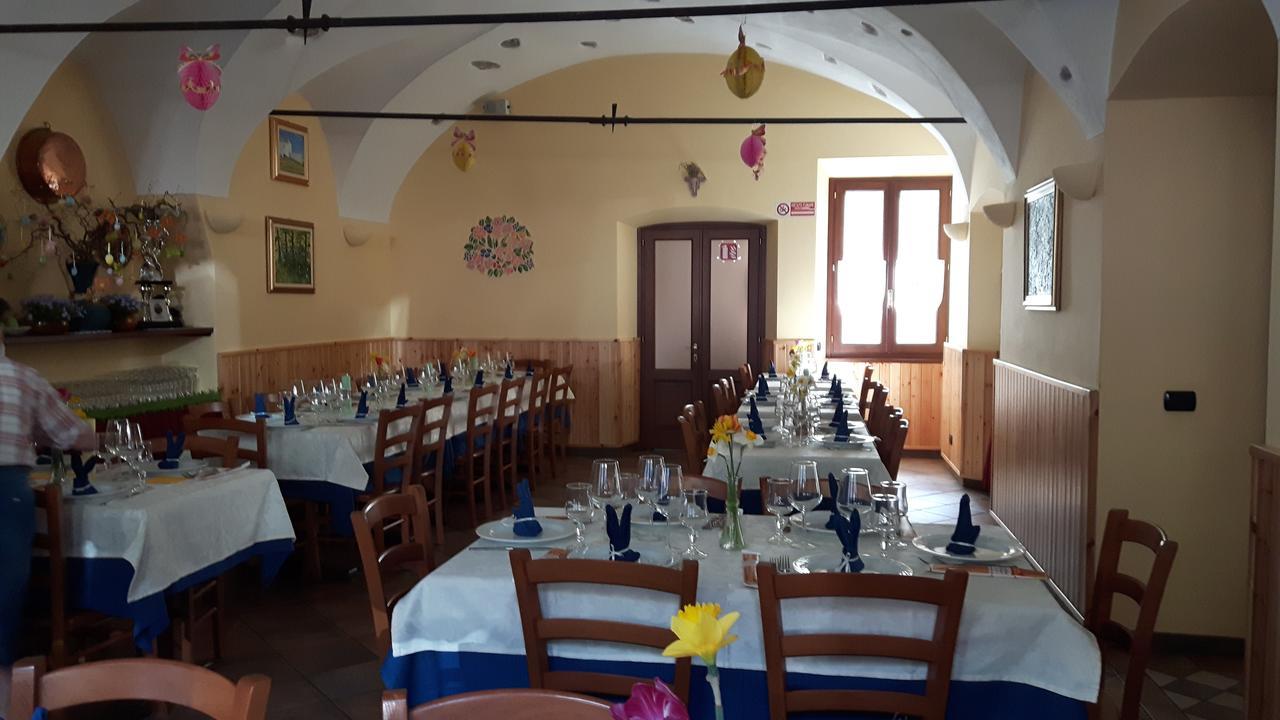 Trattoria Bar Pace Hotel Re Bagian luar foto