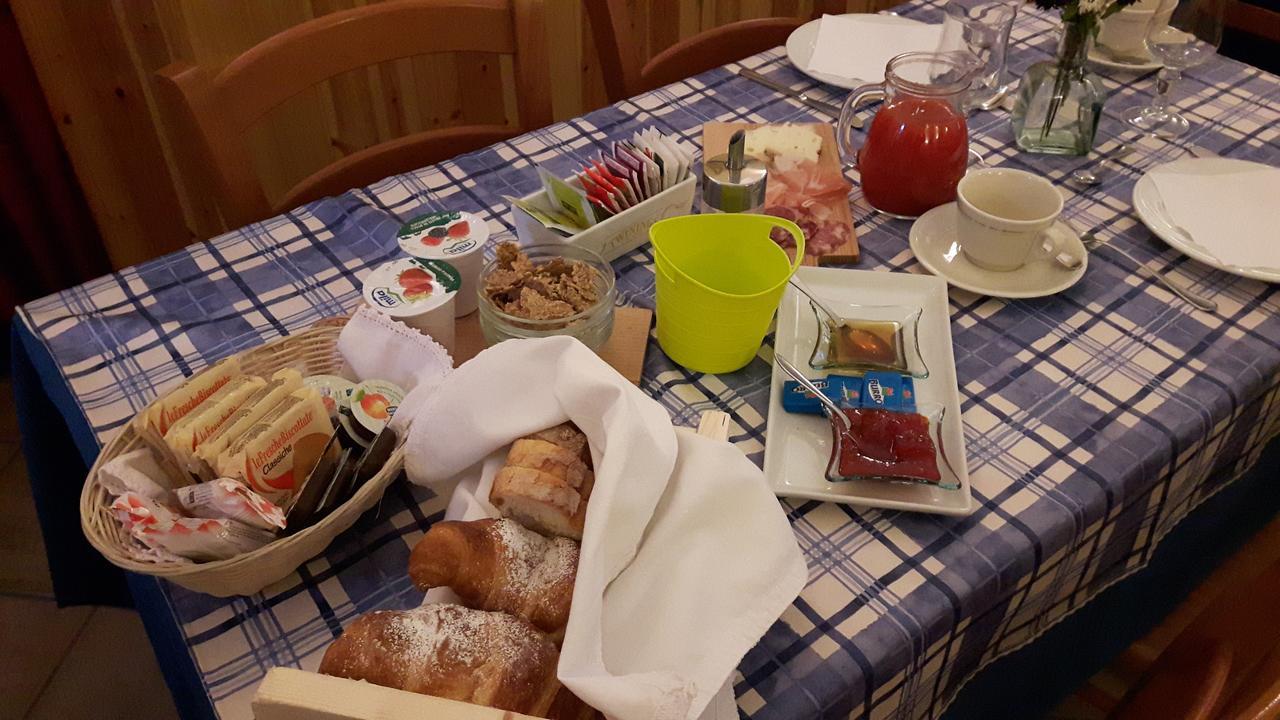 Trattoria Bar Pace Hotel Re Bagian luar foto