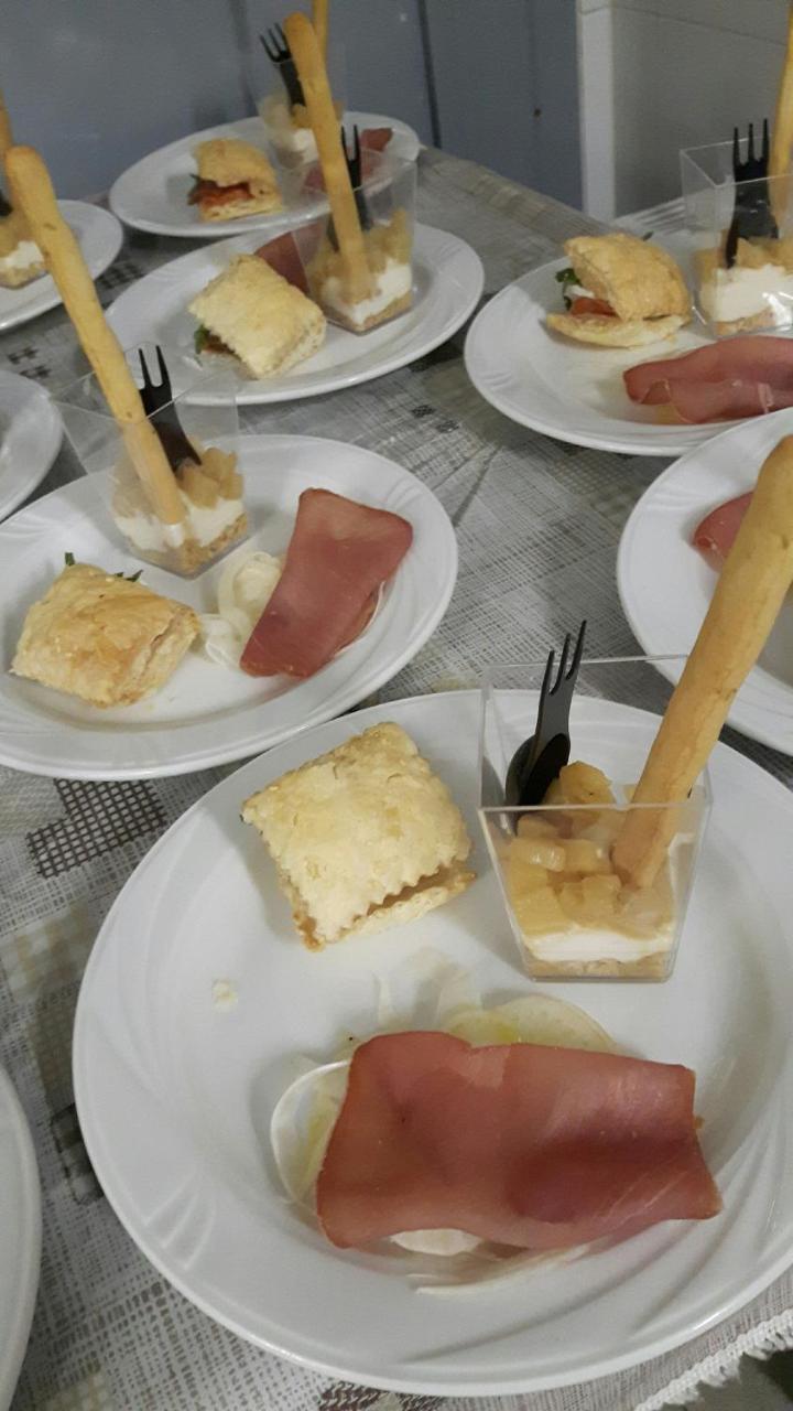 Trattoria Bar Pace Hotel Re Bagian luar foto