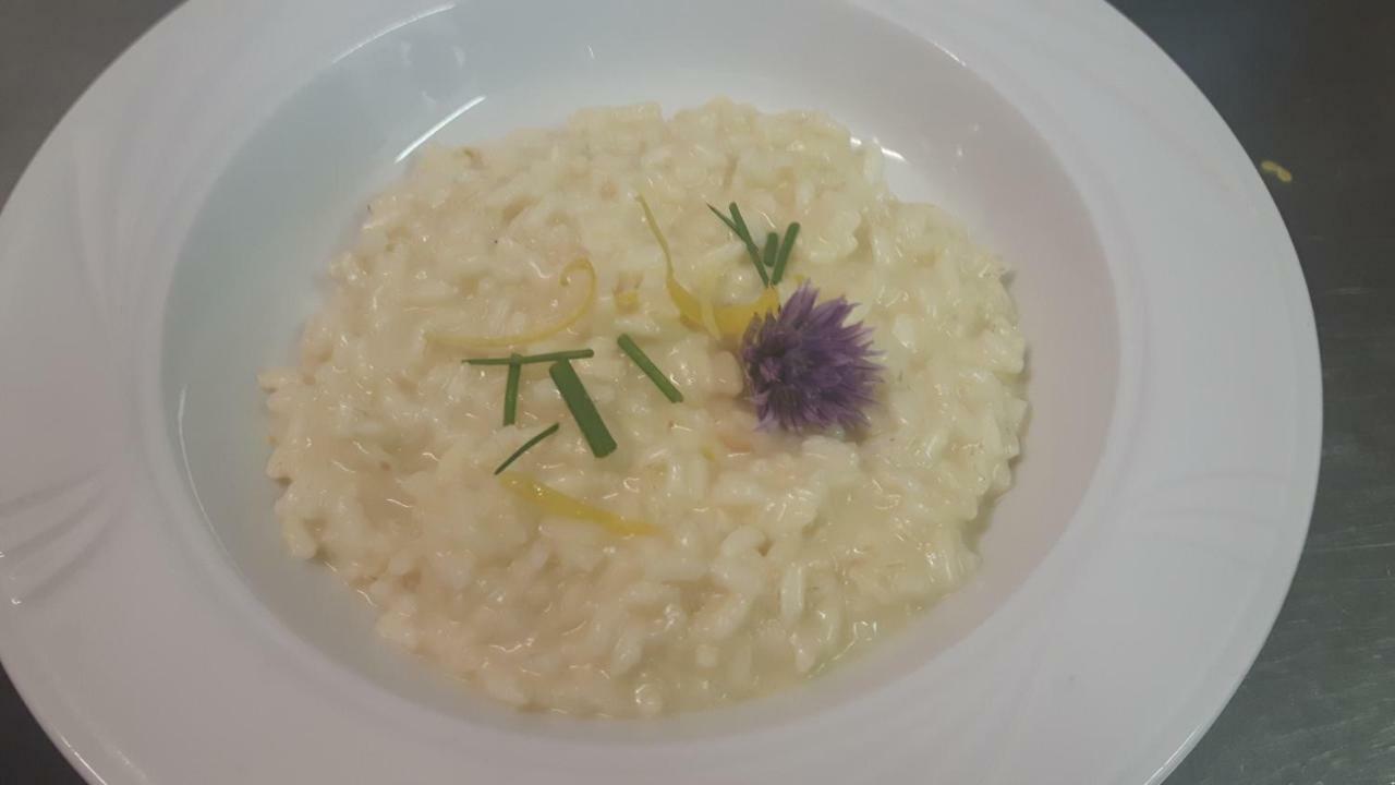 Trattoria Bar Pace Hotel Re Bagian luar foto